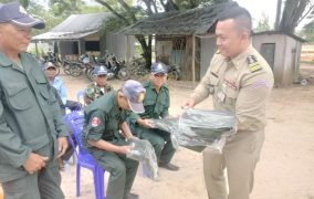 លោកវរសេនីយ៍ឯក សោម សុភ័ណ្ឌ អញ្ជើញជួបសំណេះសំណាល និង ចែកសំលៀកបំពាក់ជូនដល់បងប្អូនកម្លាំងប្រជាការពារភូមិដែលជាអំណោយរបស់ ឯកឧត្តម ឧត្តមសេនីយ៍ឯក ចៅ ភារិត នៅឃុំឈើទាល!