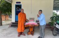 លោកវរសេនីយ៍ឯក សោម សុភ័ណ្ឌ សូមថ្លែងអំណរព្រះគុណចំពោះ ព្រះចៅអធិការវត្តស្វាយជ្រំ ព្រះនាម ប៉ែន ដារ៉ូ  ដែលបានឧបត្ថម្ភគ្រឿងឧបភោគបរិភោគ ដល់អធិការដ្ឋាននគរបាលស្រុក!