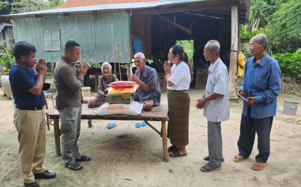 លោកវរសេនីយ៍ឯក សោម សុភ័ណ្ឌ  បានបន្តដឹកនាំក្រុមការងារ នាំយកសម្ភារ គ្រឿងប្រើប្រាស់ប្រចាំថ្ងៃ និងថវិកា ទៅចែកជូនប្រជាពរដ្ឋ០១ គ្រួសារដែលមានជីវភាពខ្វះខាតខ្លាំង នៅឃុំតាសួស!