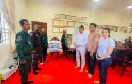 លោកវរសេនីយ៍ឯក ហួរ ម៉េងវ៉ាង នាំយកថវិកា និងសម្ភារមួយចំនួនជូនដល់ មន្ត្រីចំនួន ០៣រូប ដែលមានជីវភាពខ្វះខាត និងមានជំងឺ!