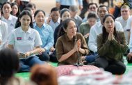 លោកជំទាវបណ្ឌិត ពេជ ចន្ទមុន្នី ហ៊ុនម៉ាណែត បានអញ្ជើញចុះជួបសួរសុខទុក្ខ និងនាំយកស្បៀងអាហារ គ្រឿងឧបភោគបរិភោគព្រមទាំងរបស់របរប្រើប្រាសចាំបាច់ជាច្រើនចែកជូនដល់បងប្អូនប្រជាពលរដ្ឋដែលកំពុងភៀសសឹកពីតំបន់មានជម្លោះព្រំដែនកម្ពុជា-ថៃនៅក្នុងជំរំសុវត្ថិភាព