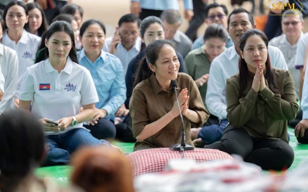 លោកជំទាវបណ្ឌិត ពេជ ចន្ទមុន្នី ហ៊ុនម៉ាណែត បានអញ្ជើញចុះជួបសួរសុខទុក្ខ និងនាំយកស្បៀងអាហារ គ្រឿងឧបភោគបរិភោគព្រមទាំងរបស់របរប្រើប្រាសចាំបាច់ជាច្រើនចែកជូនដល់បងប្អូនប្រជាពលរដ្ឋដែលកំពុងភៀសសឹកពីតំបន់មានជម្លោះព្រំដែនកម្ពុជា-ថៃនៅក្នុងជំរំសុវត្ថិភាព