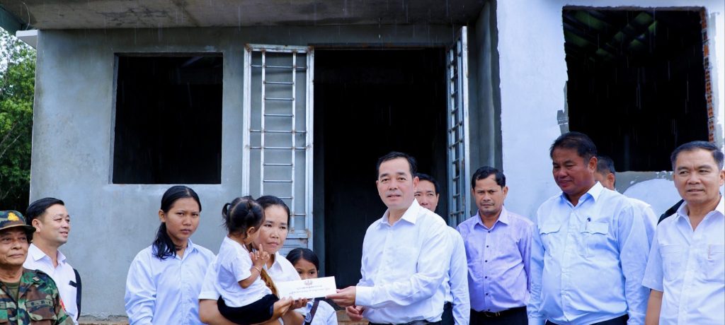 ឯកឧត្តម អ៊ុន ចាន់ដា អញ្ជើញចូលរួមពិធីបុណ្យខួប​ ១០០ថ្ងៃ​ របស់វីរកងទ័ព​ សៀង​ សាត​ និងចុះពិនិត្យវឌ្ឍនភាពការងារសាងសង់ផ្ទះ ជូនគ្រួសាវីរយុទ្ធជន​ អំណោយដ៏ថ្លៃថ្លារបស់លោកជំទាវបណ្ឌិត​ ពេជ្រ​ ច័ន្ទ​មុន្នី​ ហ៊ុន​ ​ម៉ាណែត​ ស្ថិតនៅស្រុកចំការលើ