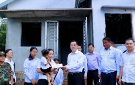 ឯកឧត្តម អ៊ុន ចាន់ដា អញ្ជើញចូលរួមពិធីបុណ្យខួប​ ១០០ថ្ងៃ​ របស់វីរកងទ័ព​ សៀង​ សាត​ និងចុះពិនិត្យវឌ្ឍនភាពការងារសាងសង់ផ្ទះ ជូនគ្រួសាវីរយុទ្ធជន​ អំណោយដ៏ថ្លៃថ្លារបស់លោកជំទាវបណ្ឌិត​ ពេជ្រ​ ច័ន្ទ​មុន្នី​ ហ៊ុន​ ​ម៉ាណែត​ ស្ថិតនៅស្រុកចំការលើ
